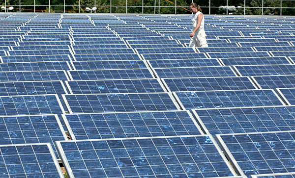 Die Solaranlage auf dem Dach des Regenauffangbehälters im Klärwerk in...