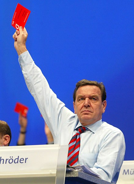Bundeskanzler Gerhard Schröder stimmt am 18.11...