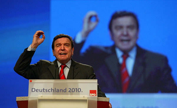 Der scheidende SPD-Parteivorsitzende, Bundeskanzler Gerhard Schröder...