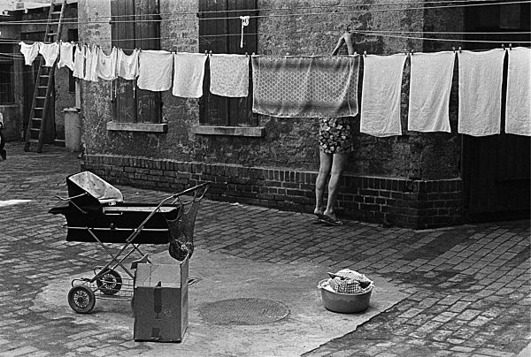 Wäschewaschen im Leipziger Osten 1981. Eine Frau hängt in einem schmutzigen...