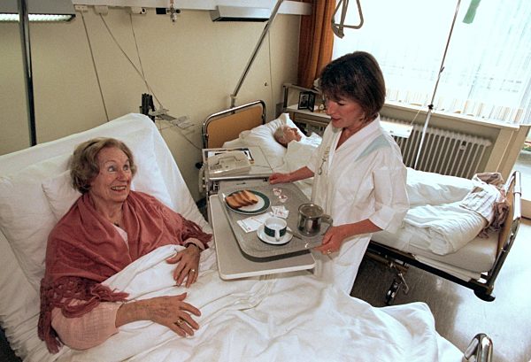 Krankenschwestern üben "Stewardessen-Charme"