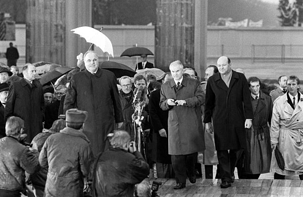 Am 22.12.1989 wird in Anwesenheit von (vordere Reihe...