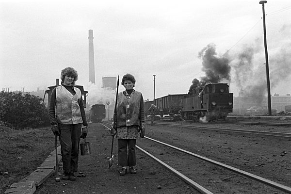 Zwei Frauen sind mit der Kontrolle eines Streckenabschnitts beschäftigt...
