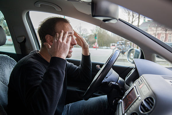 Mann beim Autofahren - Aggression am Steuer