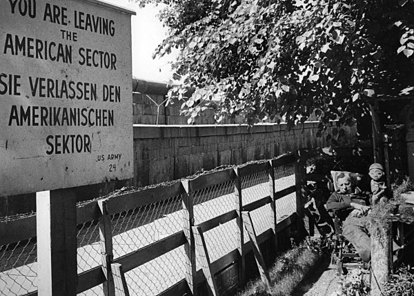 Berlin - Mittagsschlaf an der Sektorengrenze