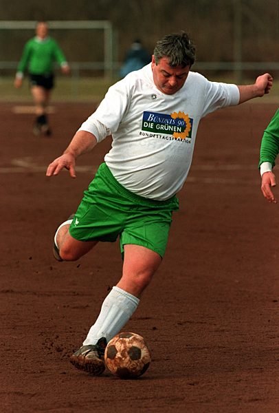 Joschka Fischer für die Grünen am Ball