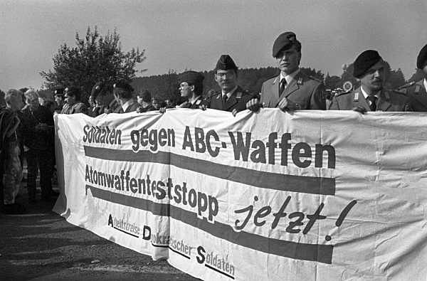 Demonstration gegen Raketenstationierung 1986