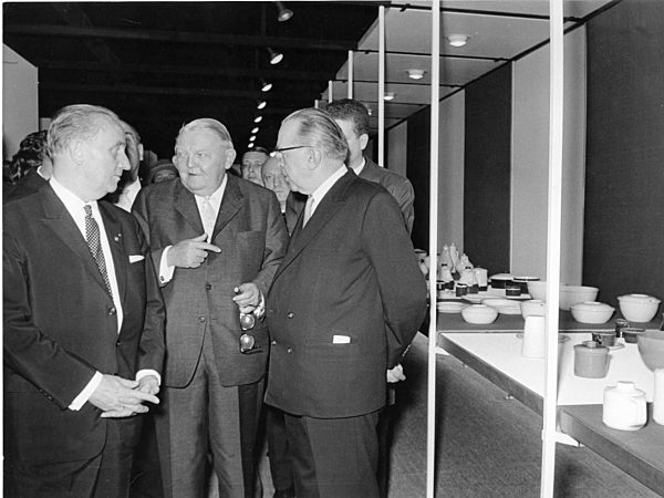 (L-r) Der Präsident des Industrie- und Handelstages Dr...