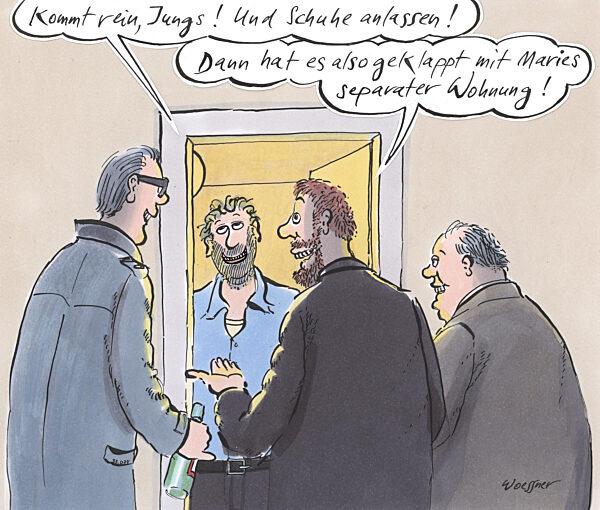 Mann begruesst Freunde an der Wohnungstuer