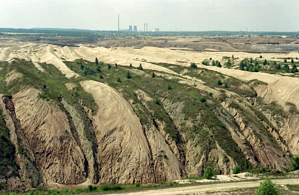 Die einstigen Abraumhalden im Ende 1994 stillgelegten Tagebau Espenhain...