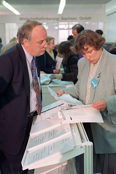 Besucher der Investorenbörse Sachsen informieren sich am 06.05...