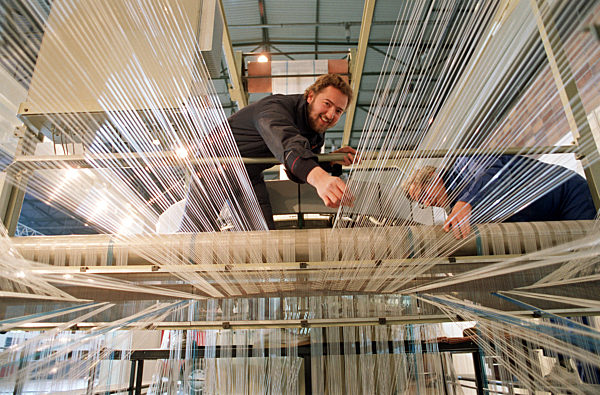 In der Leipziger Messehalle richtet Olaf Horn diese Rundwebmaschine...