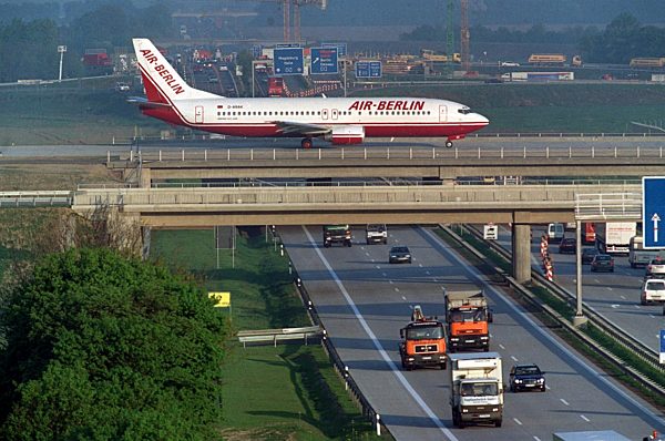 Flughafen Leipzig - Air Berlin Boeing 7374 auf Rollbrücke