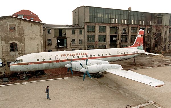 Flugzeug auf Fabrikgelände in Leipzig