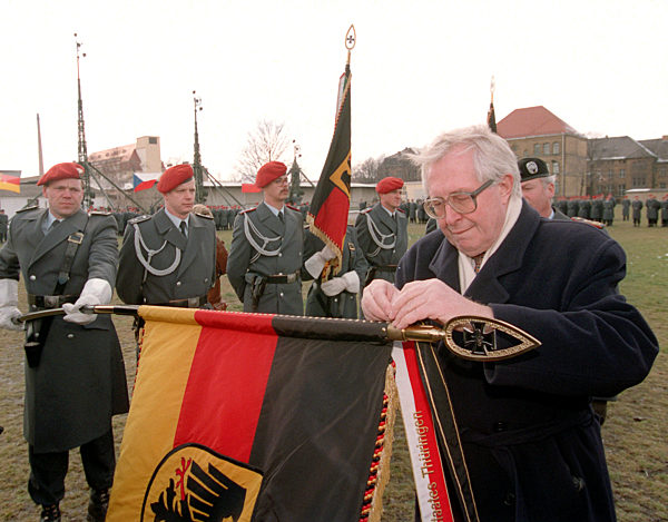 Auszeichnung Bundeswehr (Archivfoto und Text 1995)