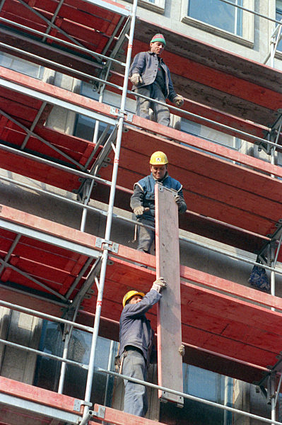 Allerorten in der Stadt Leipzig sind Baukrane und Gerüste plaziert...
