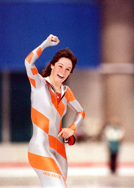 USA-Eissprinterin Bonnie Blair jubelt nach dem Lauf über 1000 m bei den XV...