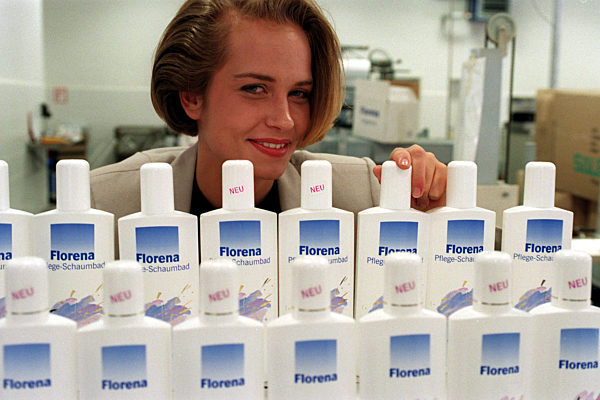 Constanze Baier präsentiert in der Florena Cosmetic GmbH Waldheim einen Teil...