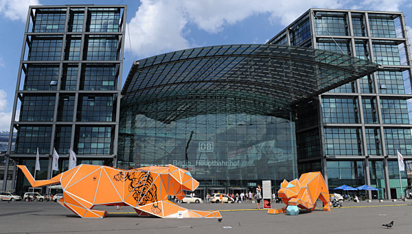 Tigerskulpturen vor Berliner Hauptbahnhof