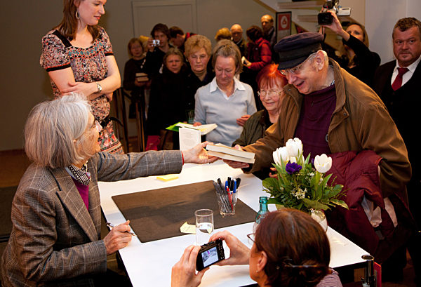 Donna Leon signiert Bücher