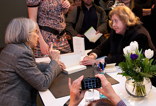 Donna Leon signiert Bücher