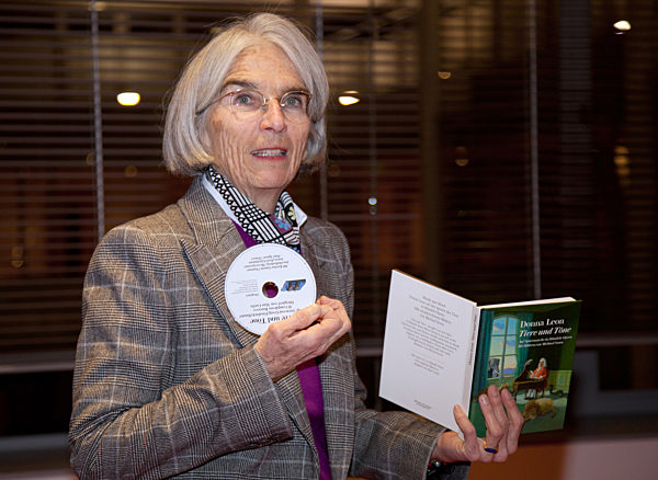 Donna Leon signiert Bücher