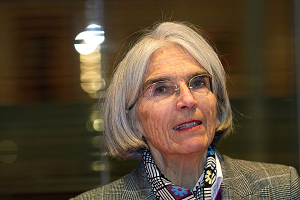 Donna Leon signiert Bücher