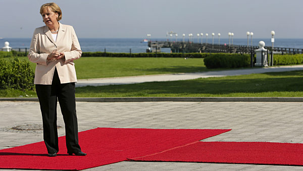 Bundeskanzlerin Angela Merkel steht am Freitag (08.06...