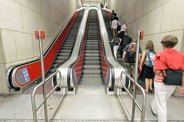 Fahrgäste auf einer Rolltreppe in einem U-Bahntunnel am Montag (25.06...