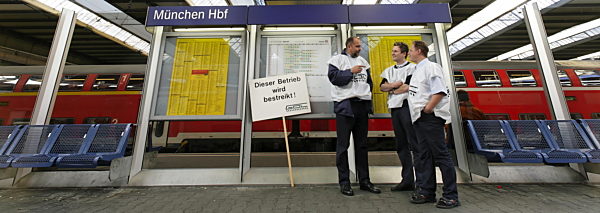 Streikende der GDL (Gewerkschaft deutscher Lokomotivführer) stehen am...