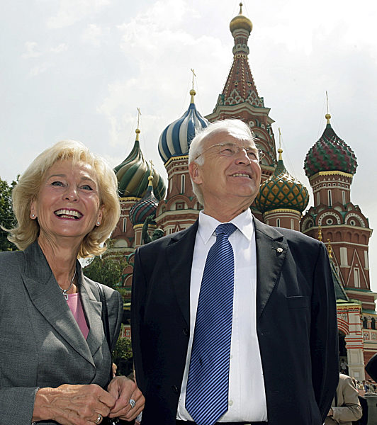 Bayerns Ministerpräsident Edmund Stoiber und seine Frau Karin stehen am...