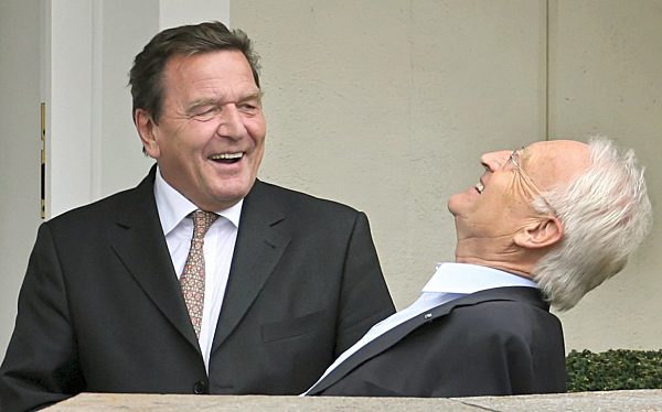 Der ehemalige Bundeskanzler Gerhard Schröder (l) besucht am Samstag (15.09...