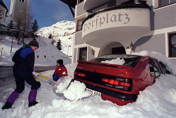 Nach der Lawinenkatastrophe: Aufräumarbeiten in Galtür