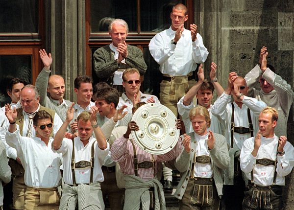 Meister FC Bayern in München jubelnd empfangen