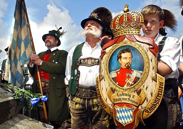 Mehr als 100 Königstreue erinnern an Ludwig II.