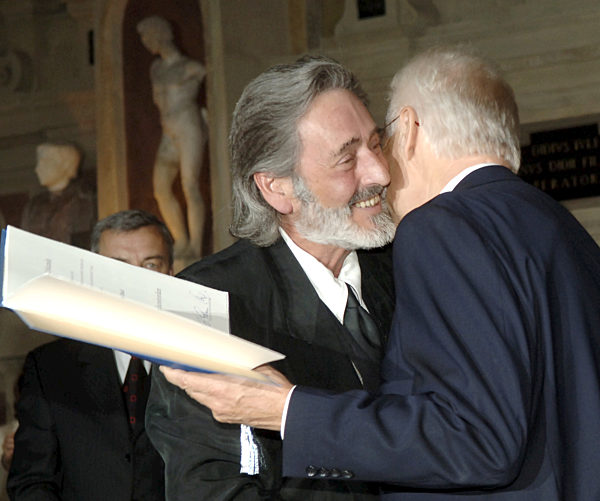 Die Regisseur Helmut Dietl (l) umarmt am Montag (14.07...