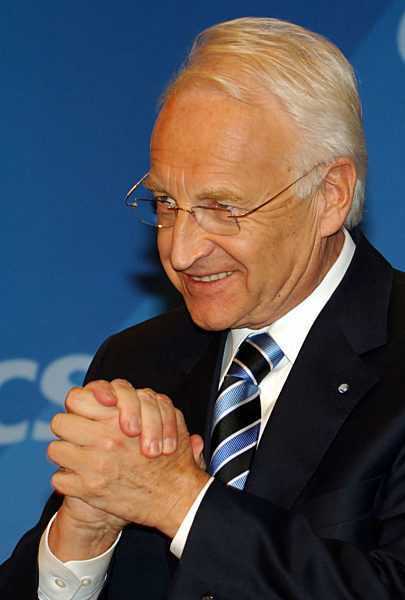 Parteichef Edmund Stoiber freut sich am Montag (14.11...