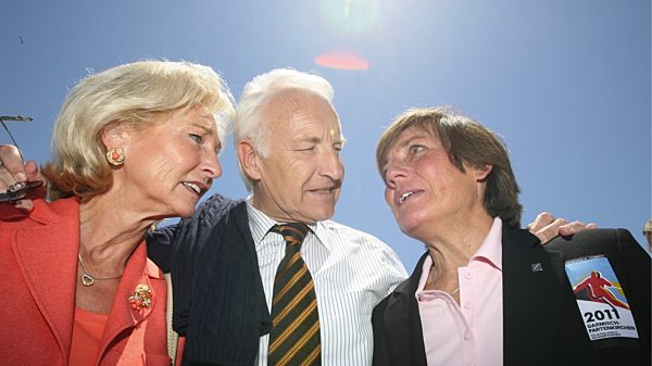 Bayerns Ministerpräsident Edmund Stoiber (M) und seine Frau Karin (l)...