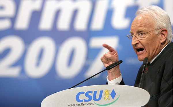 Der CSU-Parteivorsitzende und bayerische Ministerpräsident Edmund Stoiber...