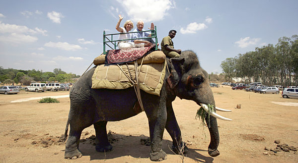 Bayerns Ministerpräsident Edmund Stoiber und Ehefrau Karin reiten am Sonntag...
