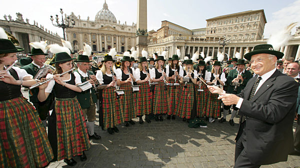 Bayerns Ministerpräsident Edmund Stoiber dirigiert am Sonntag (15.04...
