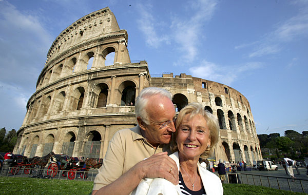 Bayerns Ministerpräsident Edmund Stoiber und seine Frau Karin sitzen am...
