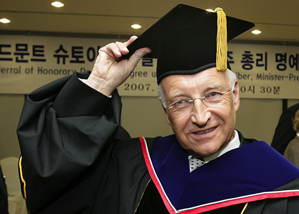 Bayerns Ministerpräsident Edmund Stoiber mit einem Talar und einem Doktorhut...