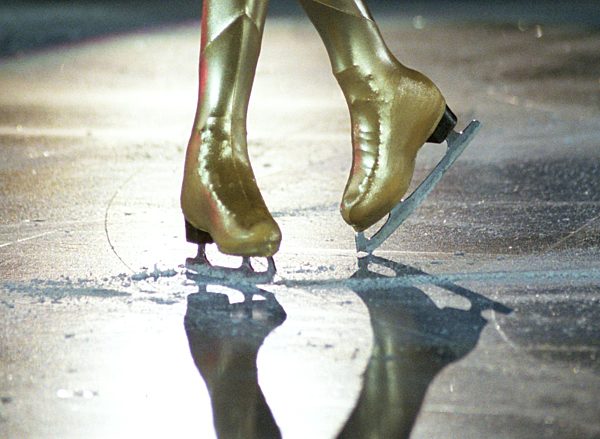 Eiskunstlauf: Schlittschuhe auf dem Eis
