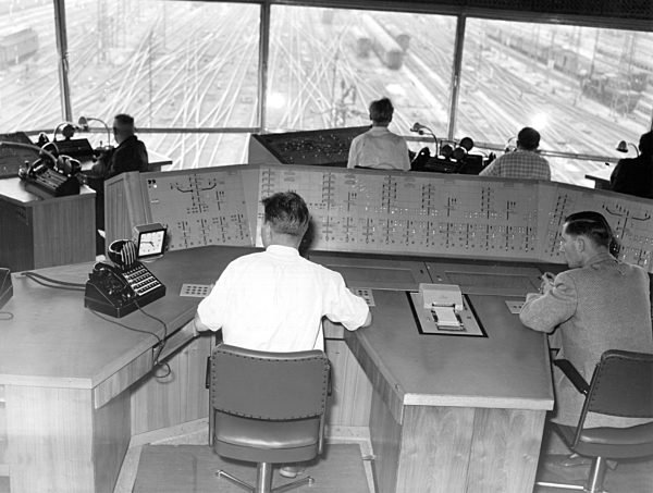 Größtes Stellwerk Europas in Frankfurt - 1957