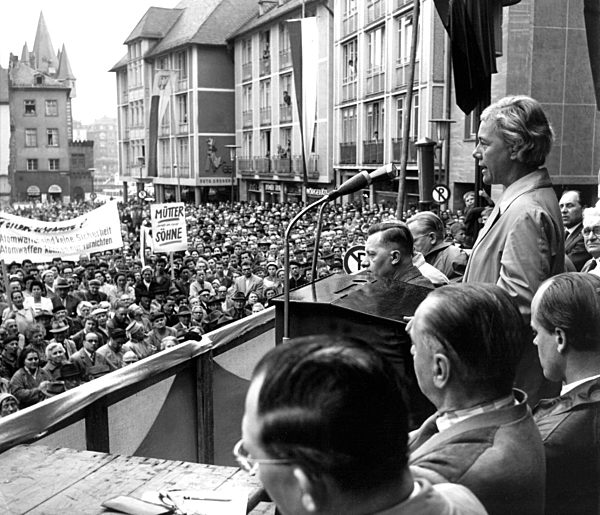 Ursula Herking spricht auf Kundgebung "Kampf dem Atomtod"
