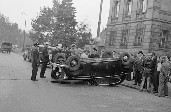 Radfahrer verursacht Autounfall