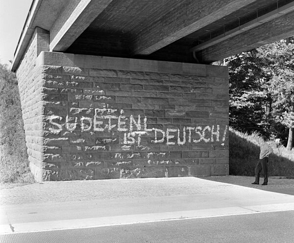Protestschrift an Autobahnbrücke