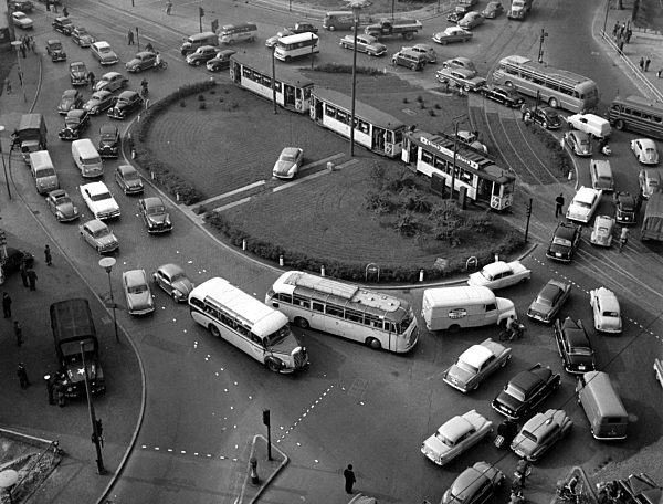 Kreisverkehr am Baseler-Platz in Frankfurt am Main