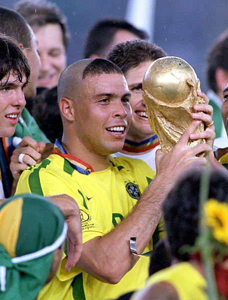 Ronaldo mit WM Pokal , Freude, Jubel ,  WM Finale Deutschland - Brasilien 0...